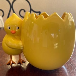 Cute Lil chicky bowl, can be used for candy, plants,or flowers